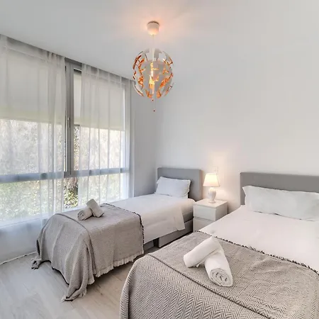 Newly Built 3 Bed Modern Townhome W Pool, Sea View Apartment *