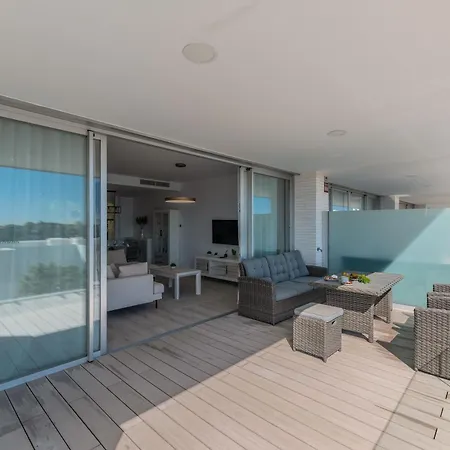 Apartment Newly Built 3 Bed Modern Townhome W Pool, Sea View