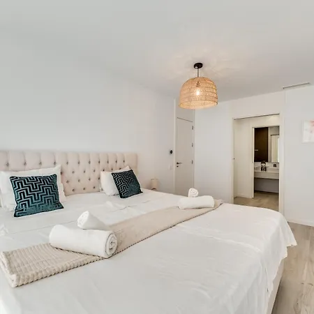 Newly Built 3 Bed Modern Townhome W Pool, Sea View Apartment *